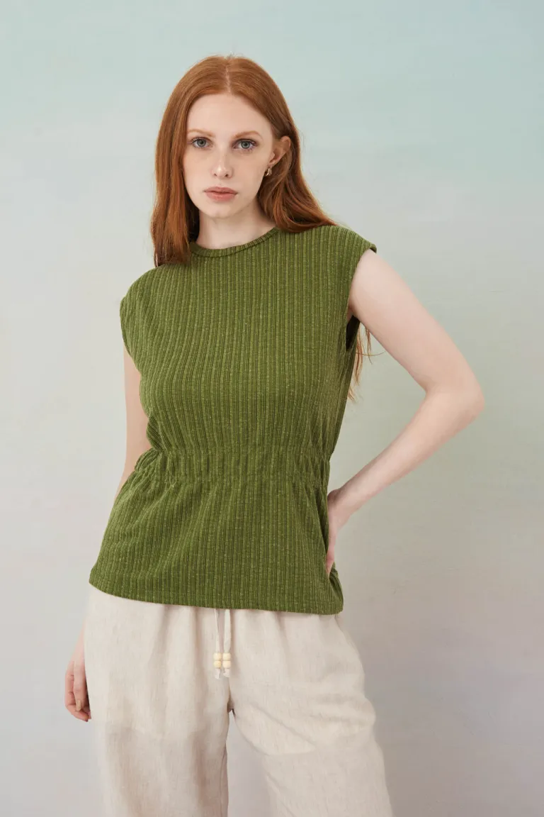 Remera capri de corte ajustado en color verde oliva para mujer de Apricot en Remeras para argentina