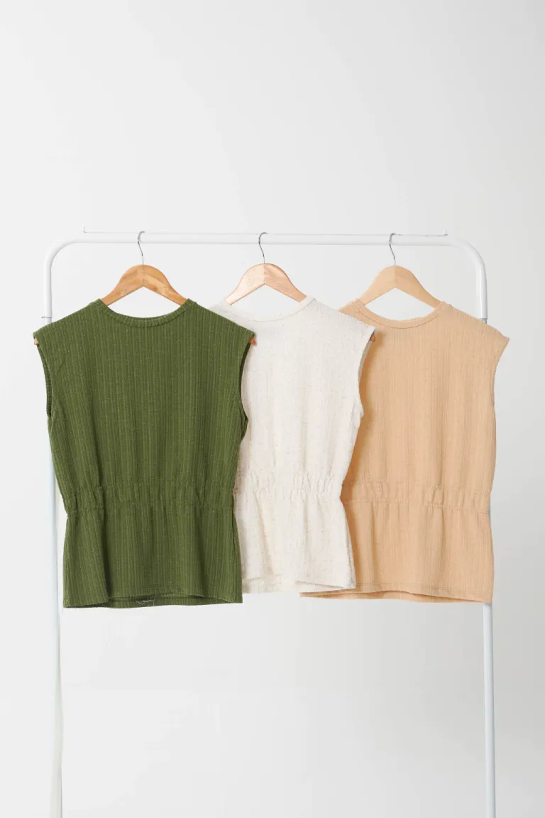 Remera capri de corte ajustado en color verde oliva para mujer de Apricot en Remeras para argentina