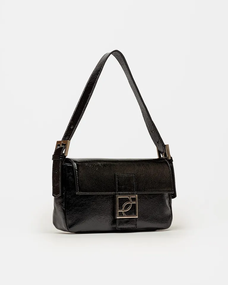 Cartera al hombro en cuero charol negro con detalles metálicos signature de Prüne en Bolsos y Carteras para argentina