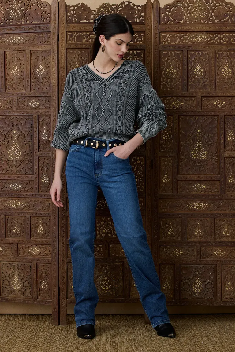 Sweater tejido con textura de trenzas y cuello en v de calce holgado de Indiastyle en Buzos y Sweaters para argentina