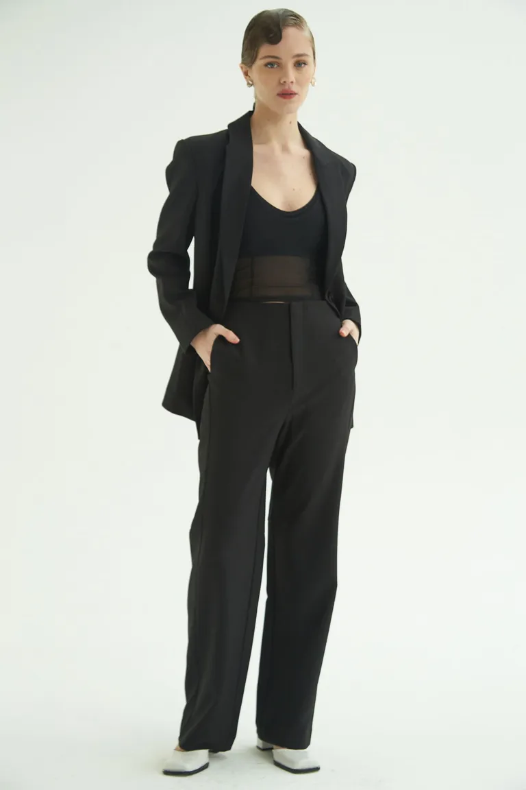 Pantalón de vestir de corte recto y tiro alto ideal para looks elegantes y sofisticados de Las Pepas en Pantalones para argentina