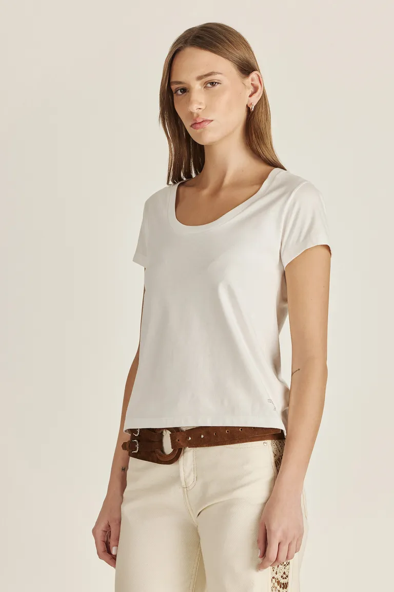 Remera confeccionada en algodón con estampa en hot fix y calce al cuerpo de Tucci en Remeras para argentina