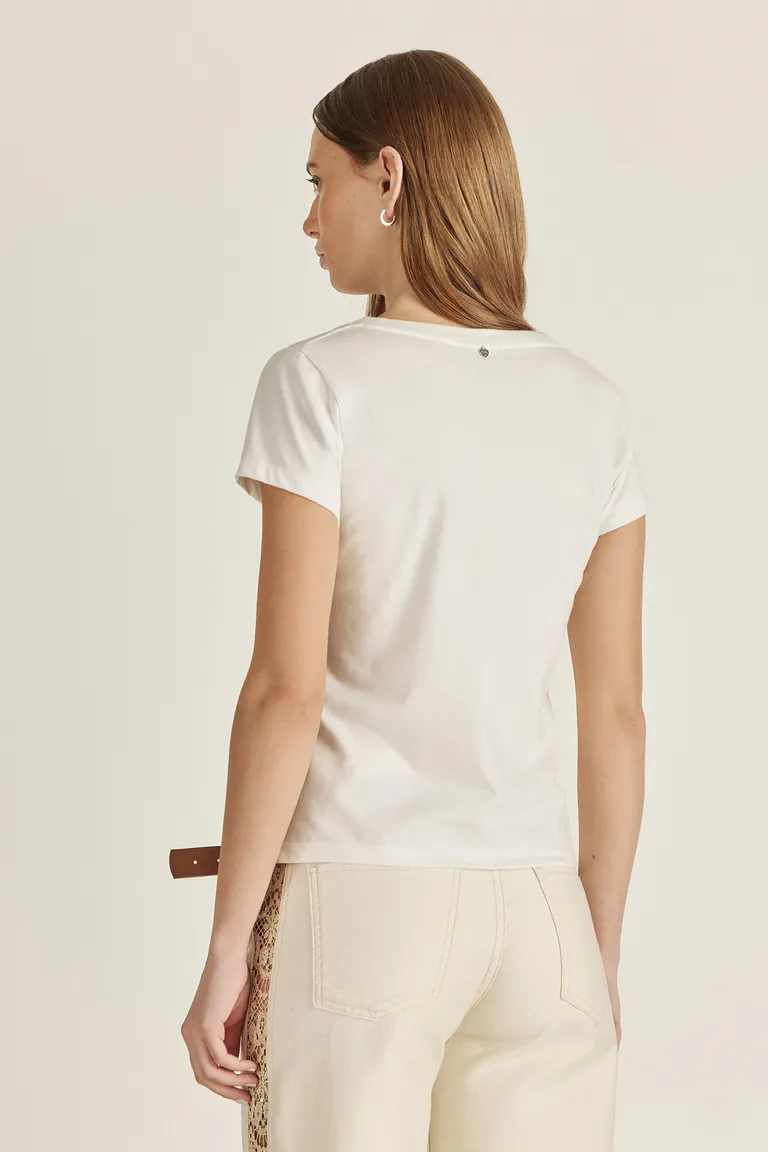 Remera confeccionada en algodón con estampa en hot fix y calce al cuerpo de Tucci en Remeras para argentina