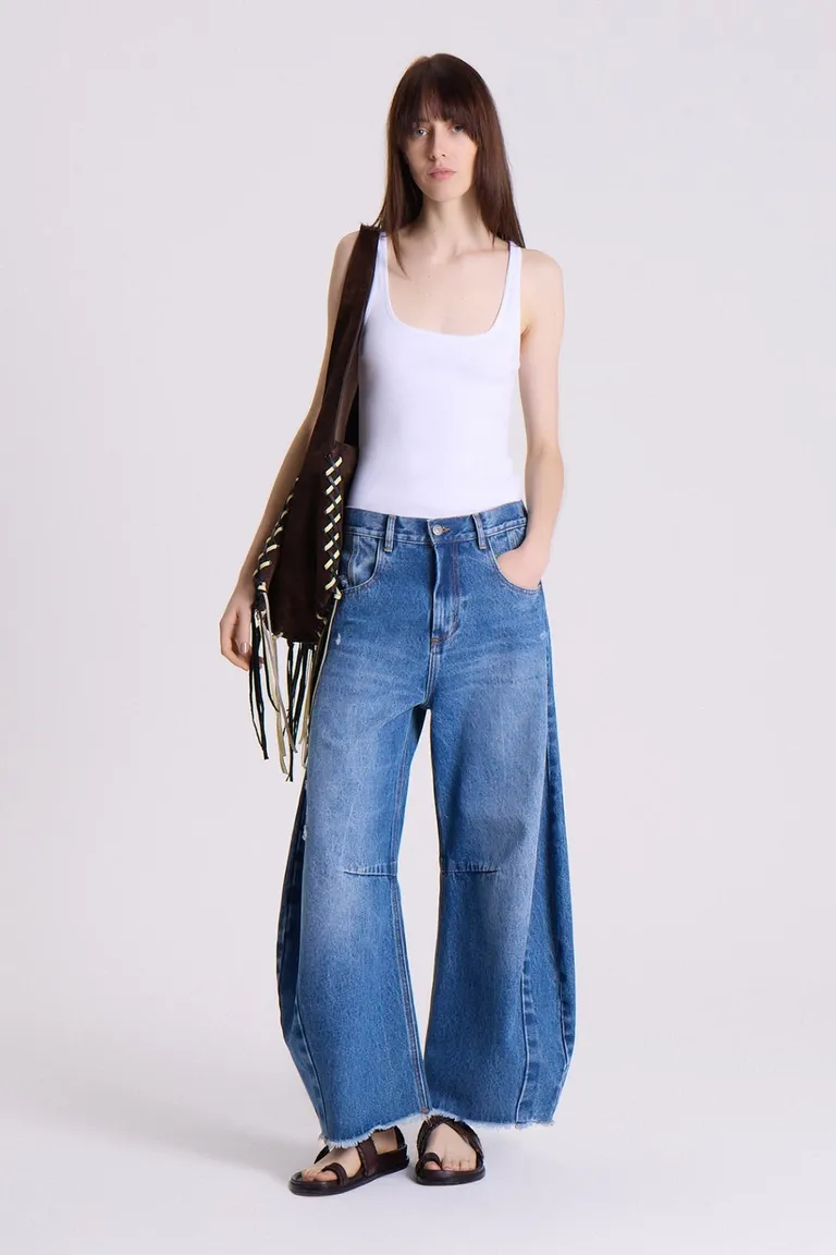 Pantalones vaqueros de tiro medio con pliegues y recortes para un ajuste curvilíneo de Maria Cher en Pantalones para argentina
