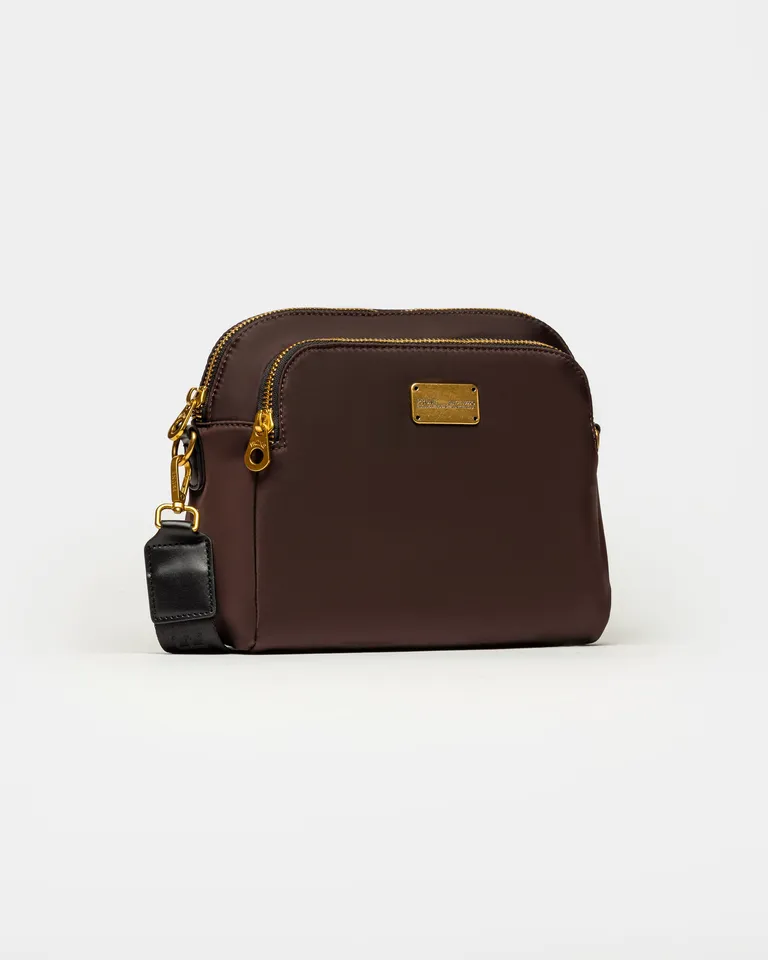 Bandolera de diseño compacto con tres compartimentos, cierre metálico y correa ajustable de Prüne en Bolsos y Carteras para argentina