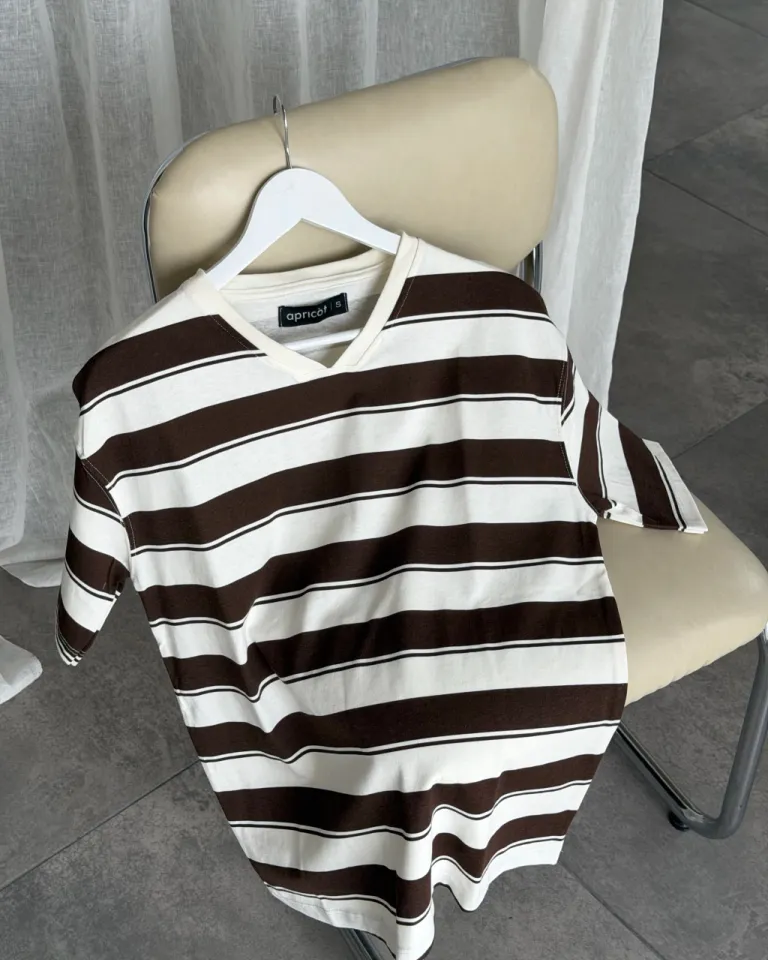 Remera manga corta con rayas horizontales diseño clásico cuello redondo de Apricot en Remeras para argentina