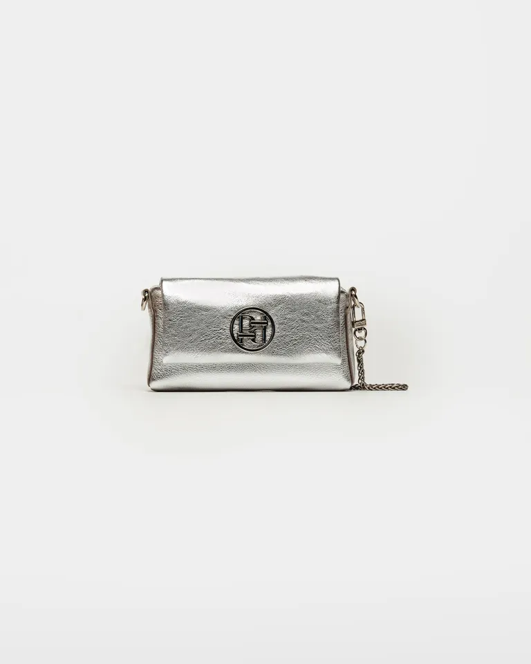 Mini bolsa plateada con cadena larga, diseño moderno y práctico de Prüne en Bolsos y Carteras para argentina