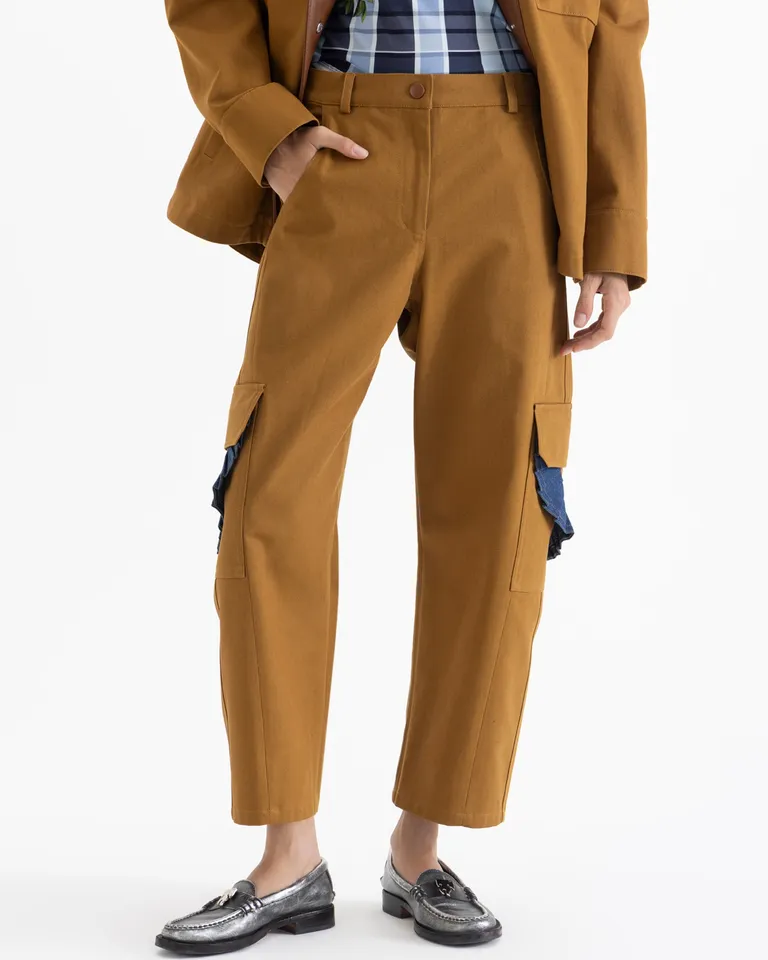 Pantalón tiro alto con bolsillos plaqué y detalle de volado lateral aplicado de Jazmin Chebar en Pantalones para argentina