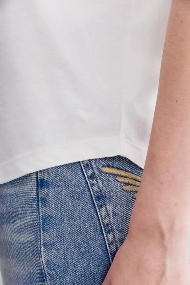 Remera de mujer manga corta con cuello redondo y diseño liso de corte básico de Rapsodia en Remeras para argentina