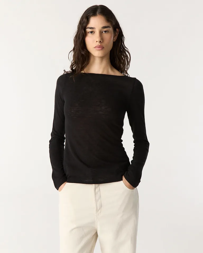 Remera de punto con escote bote y manga larga de calce al cuerpo de Furzai en Remeras para argentina