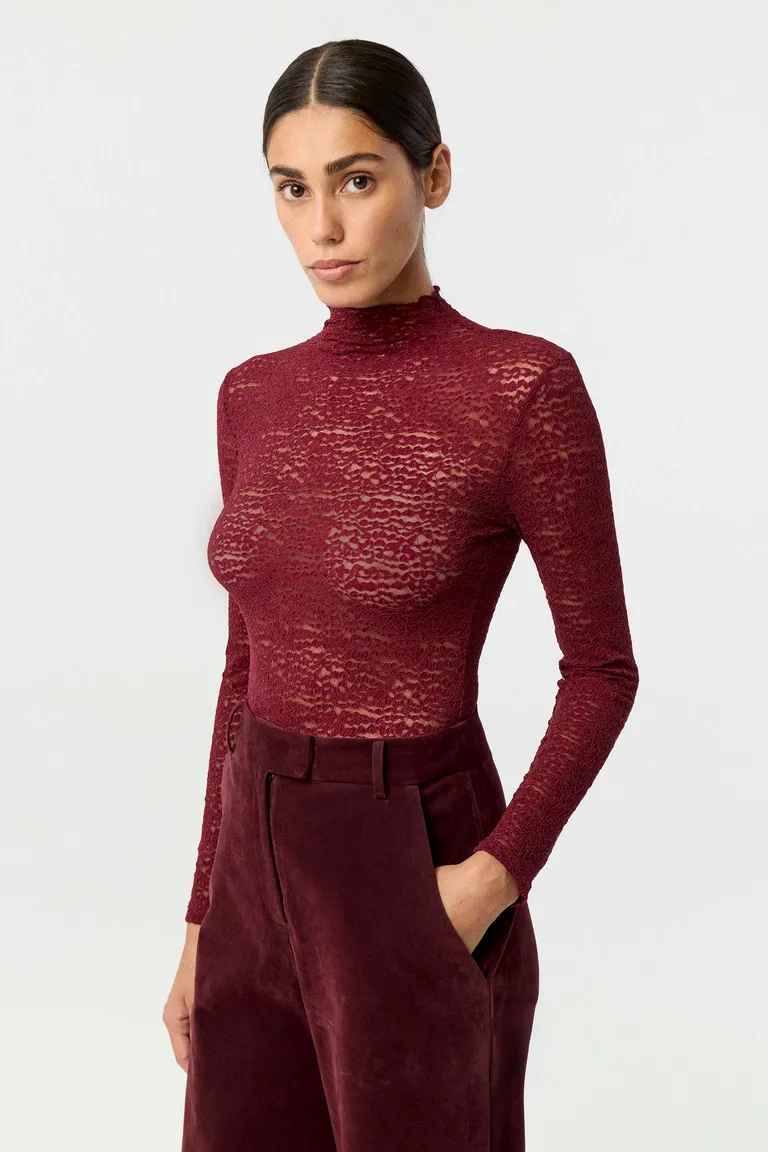 Remera de mangas largas con cuello alto y textura de encaje de Markova en Remeras para argentina