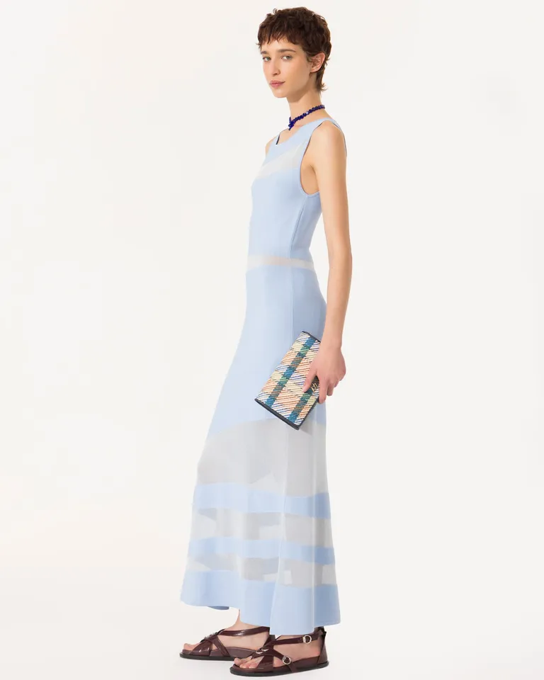 Vestido de corte ajustado en color celeste con detalles de organza transparente de Jazmin Chebar en Vestidos para argentina