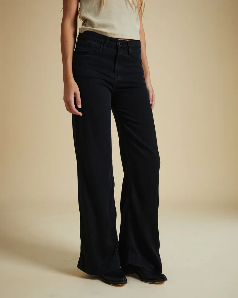 Pantalón de mujer tiro alto con corte de bota ancha y diseño clásico sin estampa de Wanama en Pantalones para argentina