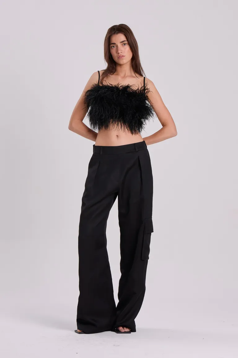 Crop top de satén opaco negro con detalles de plumas en el frente de Maria Cher en Tops para argentina