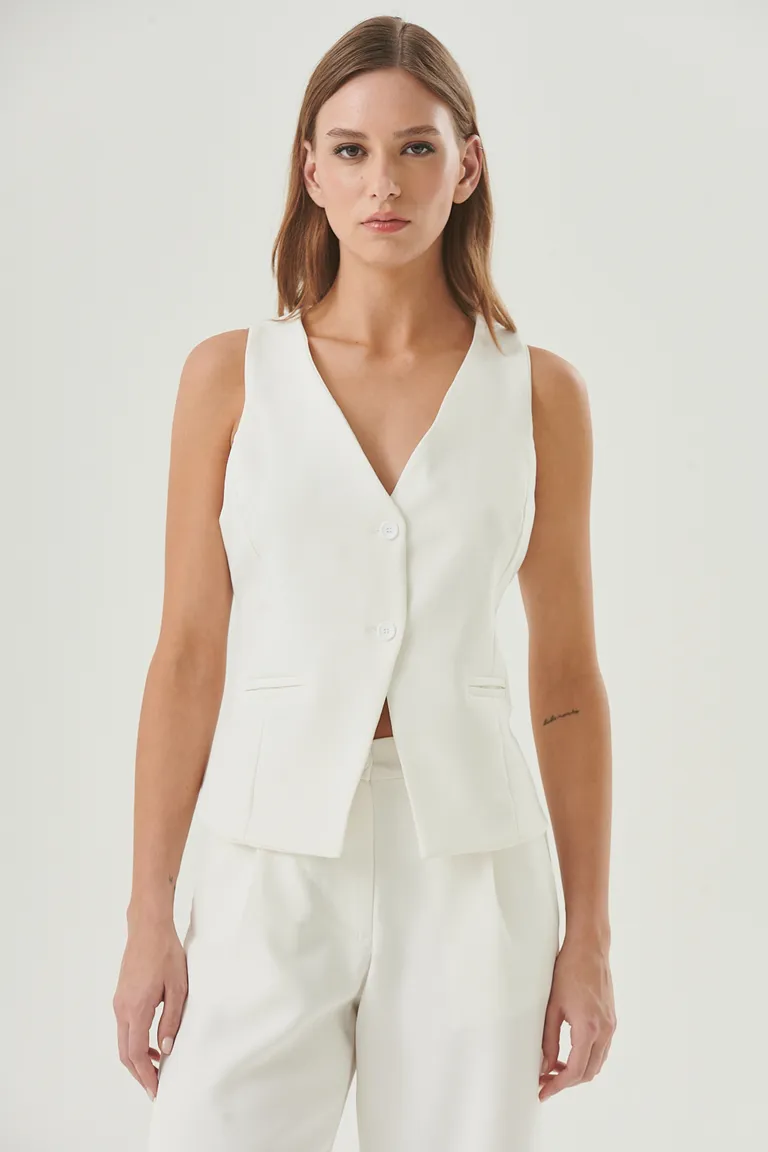 Chaleco de corte elegante y entallado, ideal para looks de verano de Sweet en Chalecos para argentina