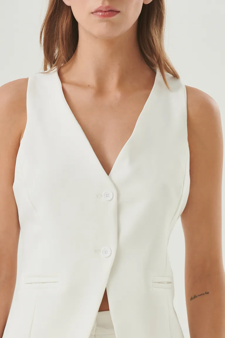 Chaleco de corte elegante y entallado, ideal para looks de verano de Sweet en Chalecos para argentina