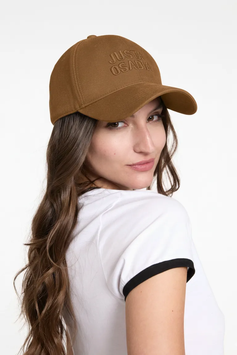 Gorra de visera marrón con bordado en el frente, accesorio cómodo y de estilo de Justaosadia en Gorros y Sombreros para argentina