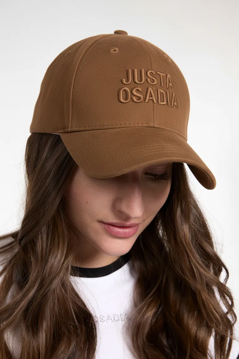 Gorra de visera marrón con bordado en el frente, accesorio cómodo y de estilo de Justaosadia en Gorros y Sombreros para argentina