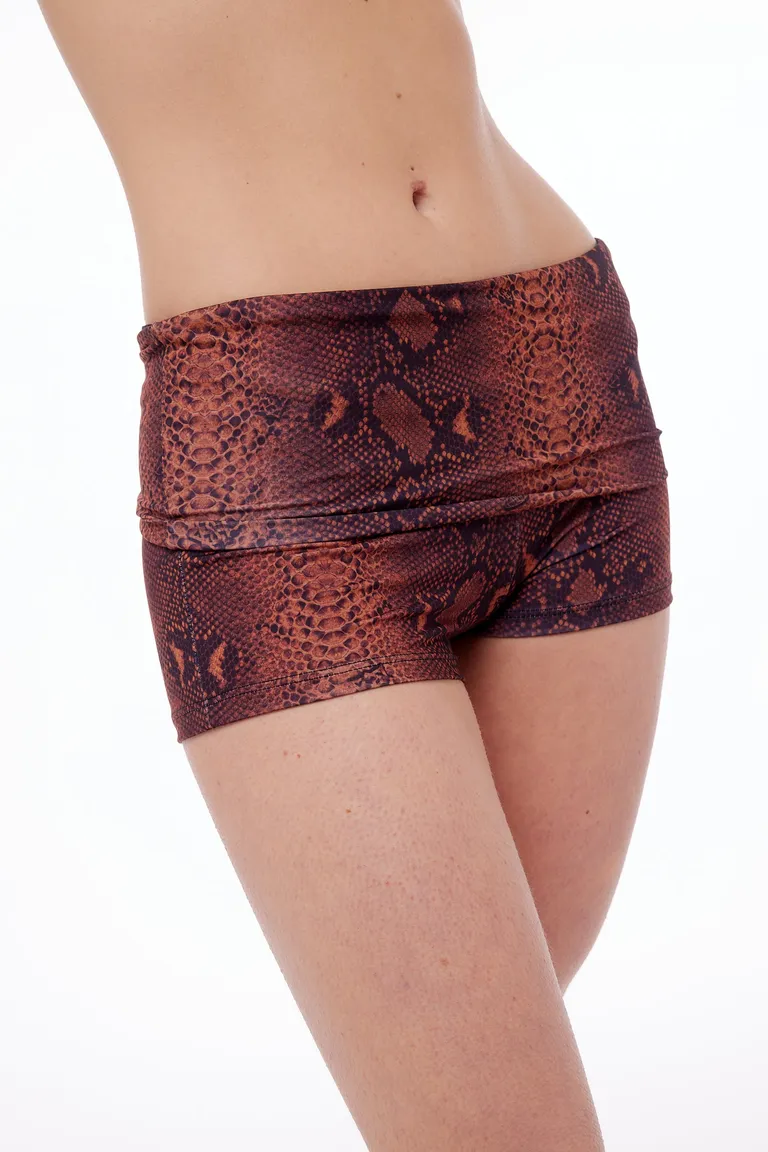 Microshorts de polisoft con estampado de serpiente para un look veraniego y versátil de Black Mamba en Shorts para argentina