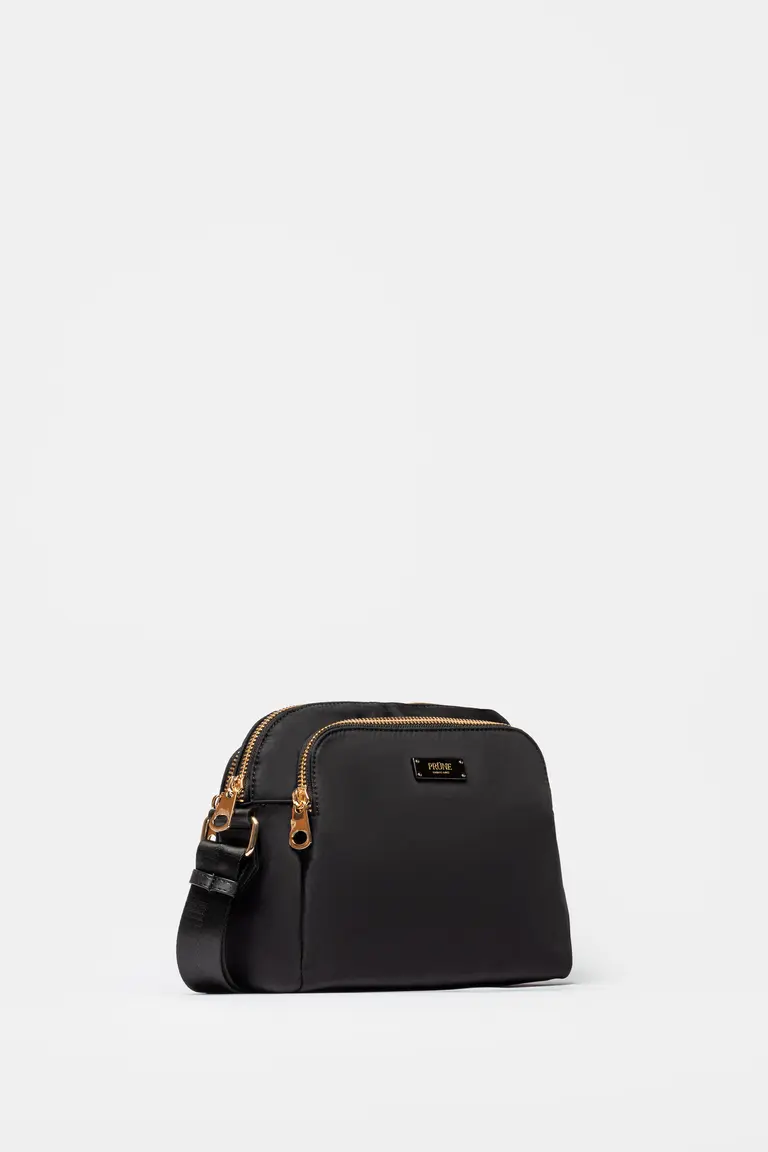 Bolso crossbody negro con detalles dorados y logo, diseño deportivo y casual de Prüne en Bolsos y Carteras para argentina