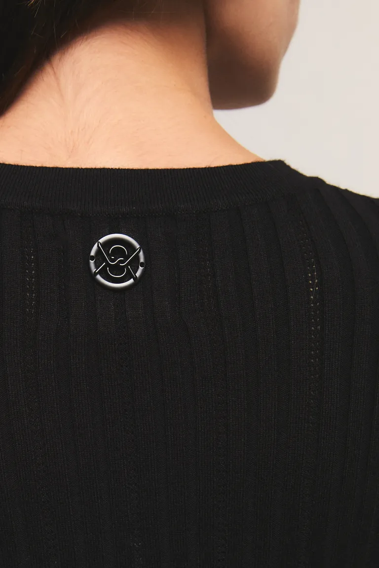 Sweater femenino de calce ajustado con cuello redondo, manga larga y detalles de textura en tejido de Kosiuko en Buzos y Sweaters para argentina