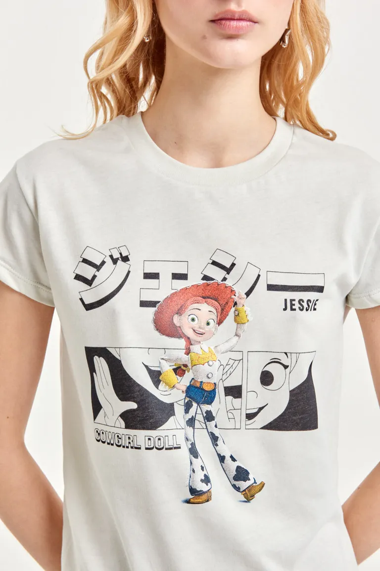 Remera Disney con estampado de Jessie, diseño casual y cómodo para mujer de 47 Street en Remeras para argentina