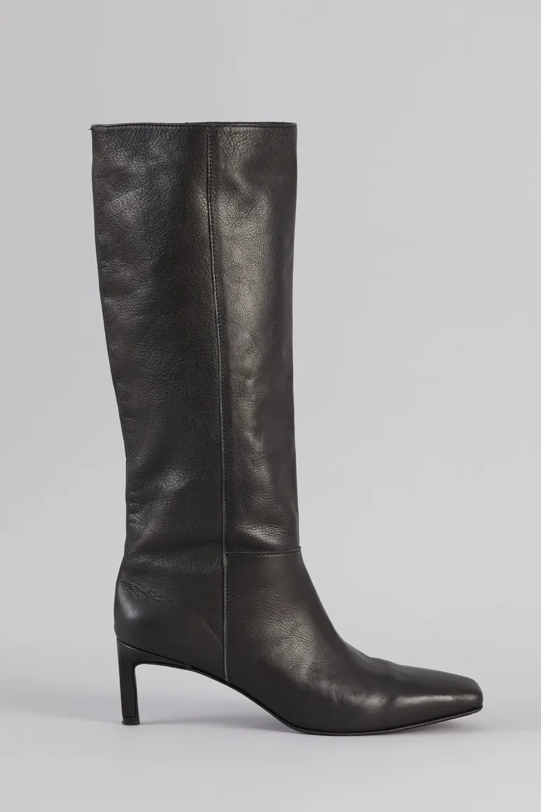 Bota de caña alta en cuero negro, terminación semi cuadrada y taco de 6,5 cm de Kosiuko en Botas y Botinetas para argentina