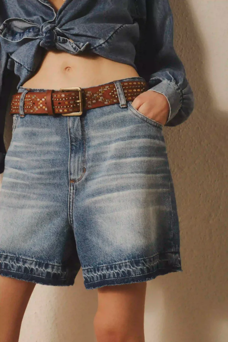 Shorts Bermuda tiro medio en denim azul con lavado vintage y tajo lateral de Rapsodia en Shorts para argentina