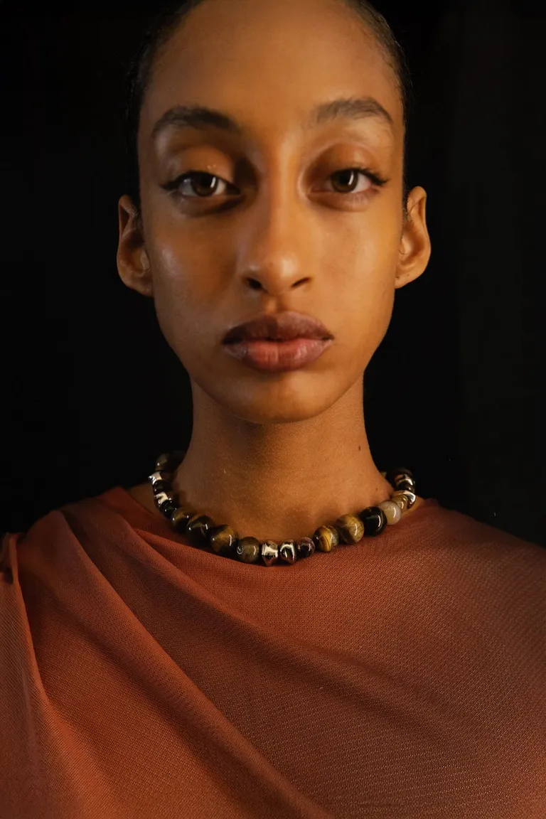 Collar corto marrón con cuentas de ojo de tigre y zamac de Maria Cher en Bijouterie para argentina