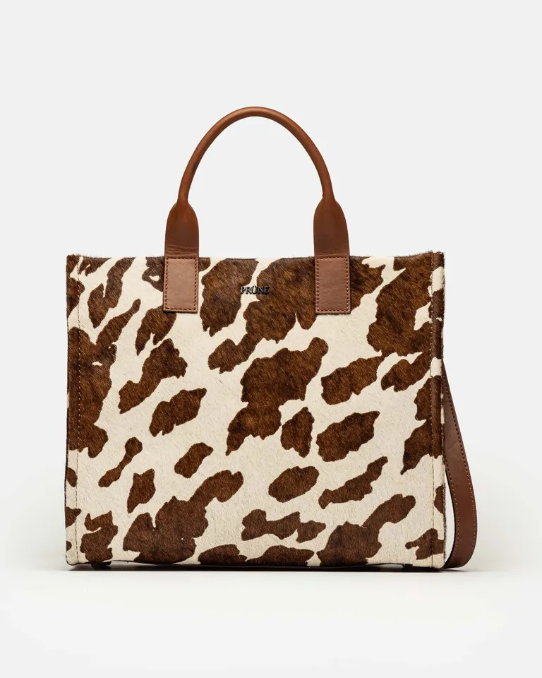 Cartera de mano con estampado de vaca en cuero de Prüne en Bolsos y Carteras para argentina