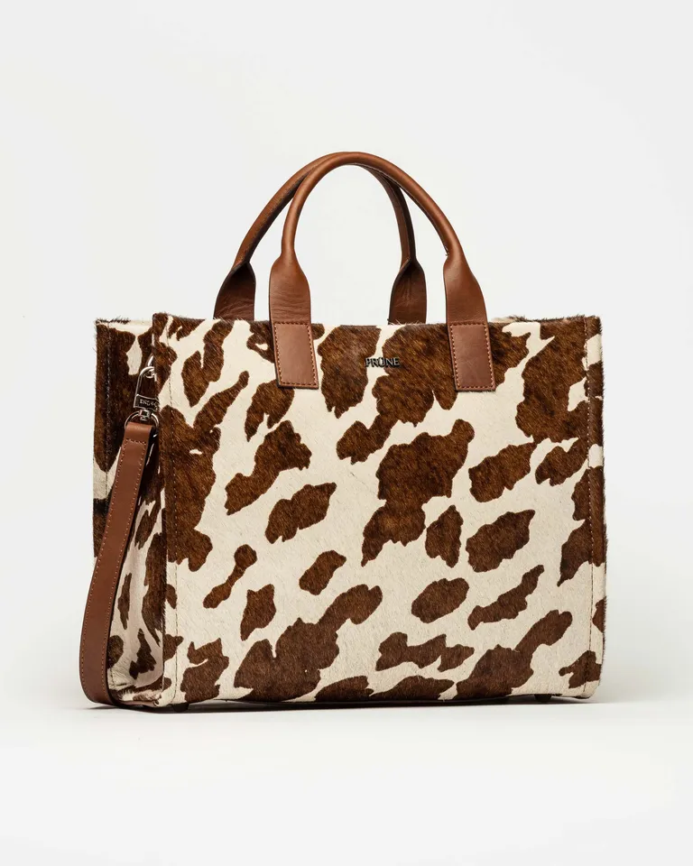 Cartera de mano con estampado de vaca en cuero de Prüne en Bolsos y Carteras para argentina
