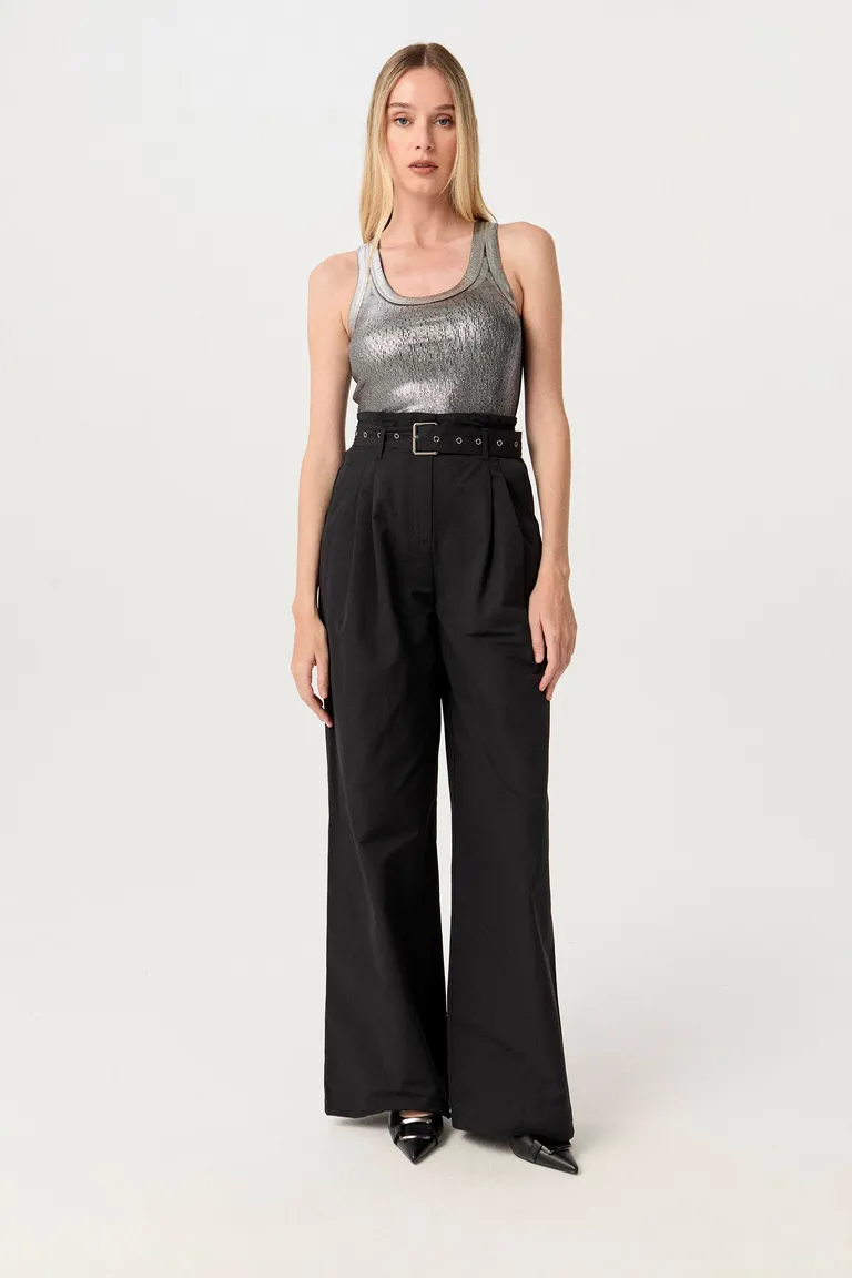 Remera de algodón peruano con acabado metalizado para outfits modernos y descontracturados de Markova en Remeras para argentina