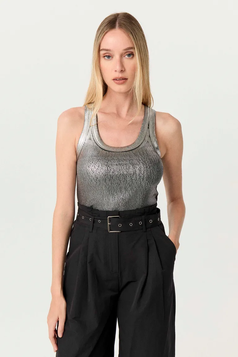 Remera de algodón peruano con acabado metalizado para outfits modernos y descontracturados de Markova en Remeras para argentina