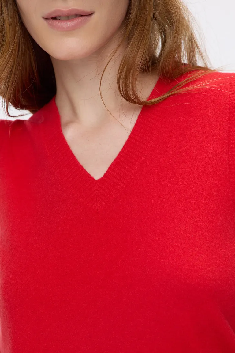 Chaleco tejido sin mangas con escote en V y terminaciones acanaladas de Cuesta Blanca en Chalecos para argentina