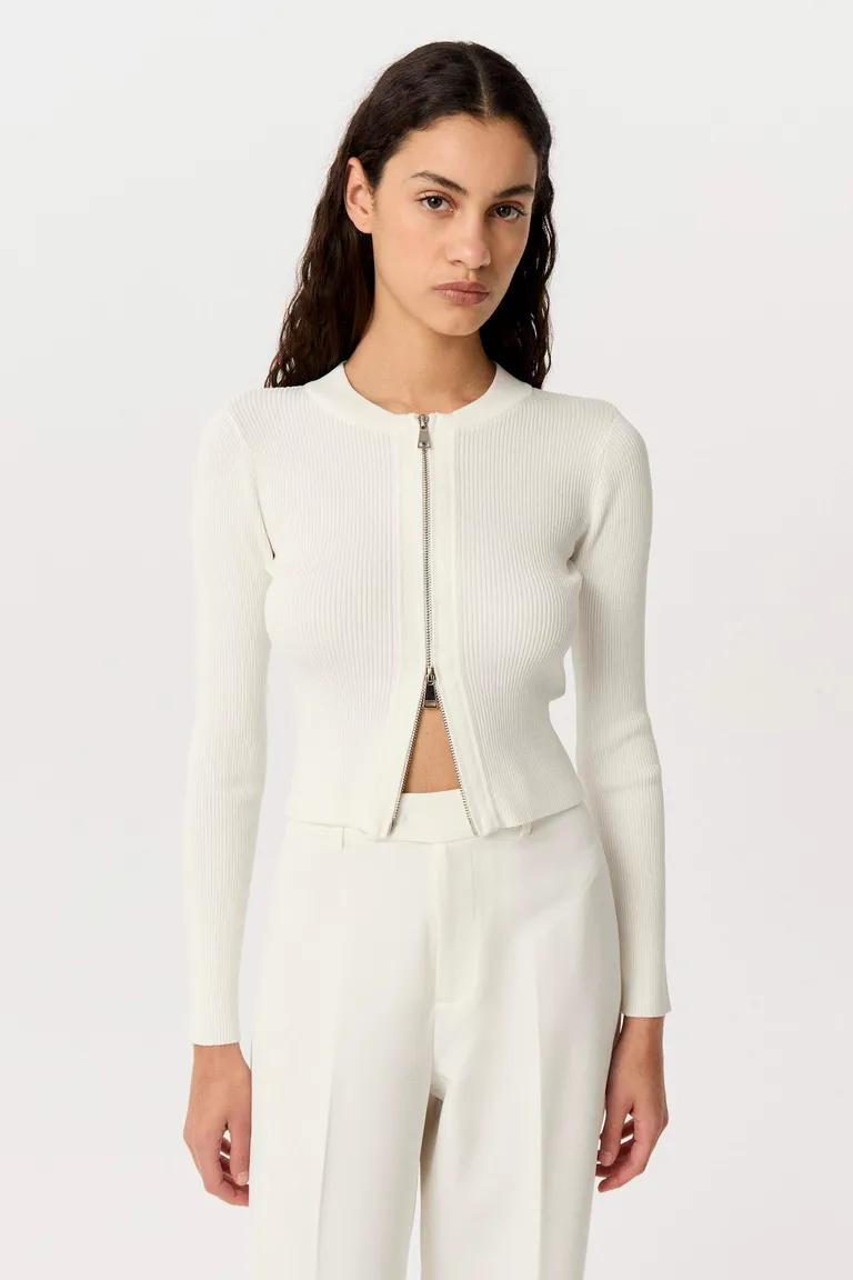 Suéter de calce anatómico con cierre central - Prenda versátil y de fácil combinación de Markova en Buzos y Sweaters para argentina