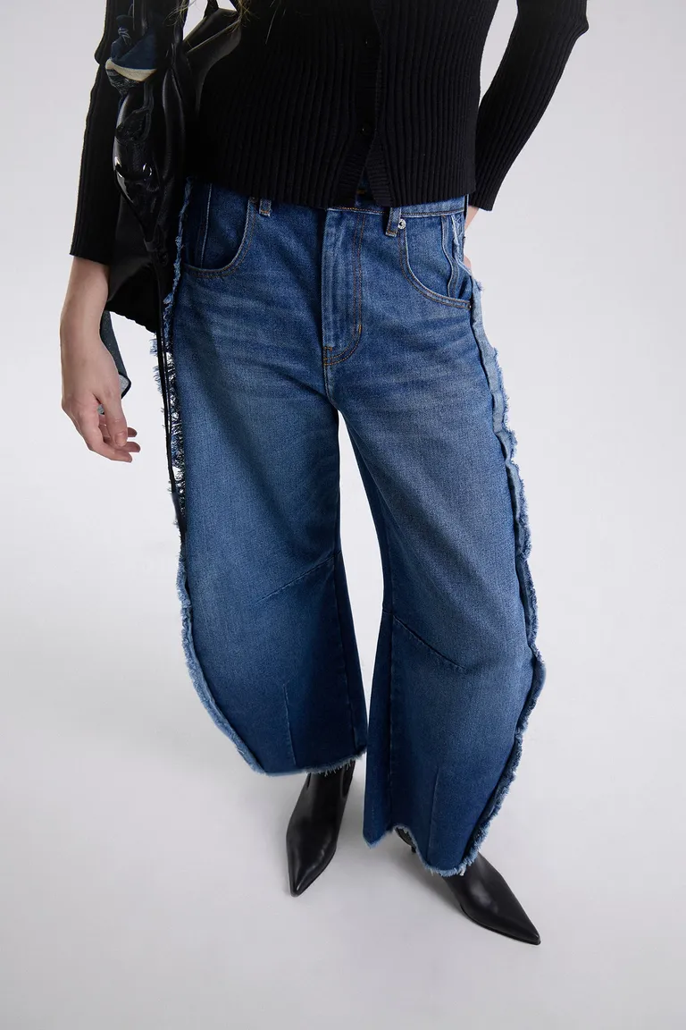 Jean tiro medio corte barril con recortes laterales y terminaciones desflecadas de Maria Cher en Pantalones para argentina