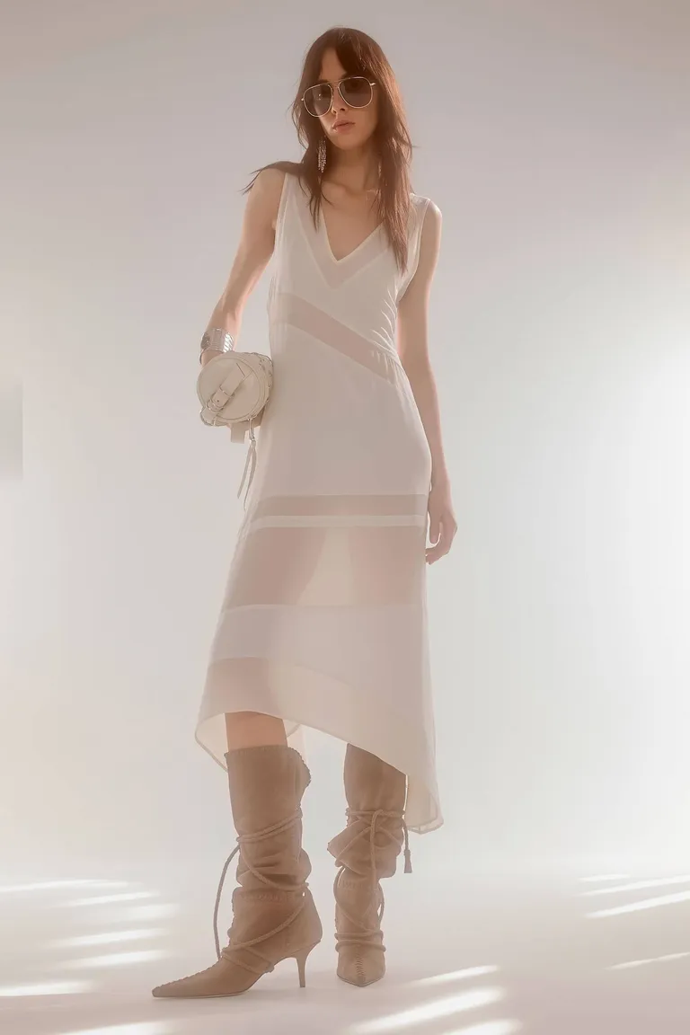 Vestido de seda natural con escote en V y falda amplia con recortes de Maria Cher en Vestidos para argentina