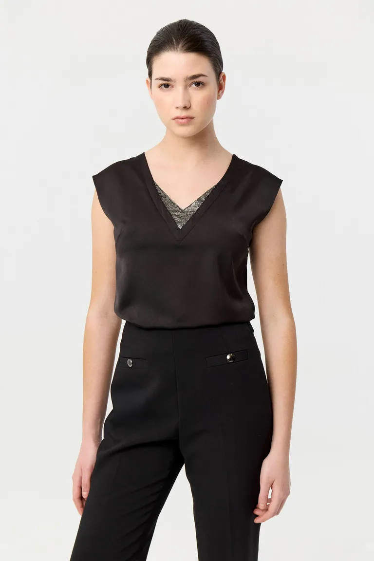 Blusa de satén con mangas cortas, hombros caídos y escote en V con detalles de strass de Markova en Blusas para argentina