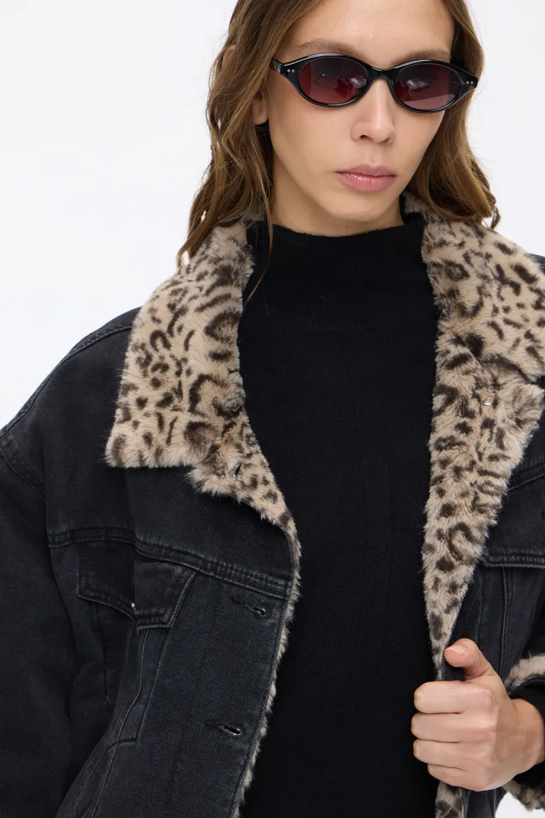 Campera corta de denim con cuello y detalles de piel sintética con estampa animal de Cuesta Blanca en Chaquetas para argentina