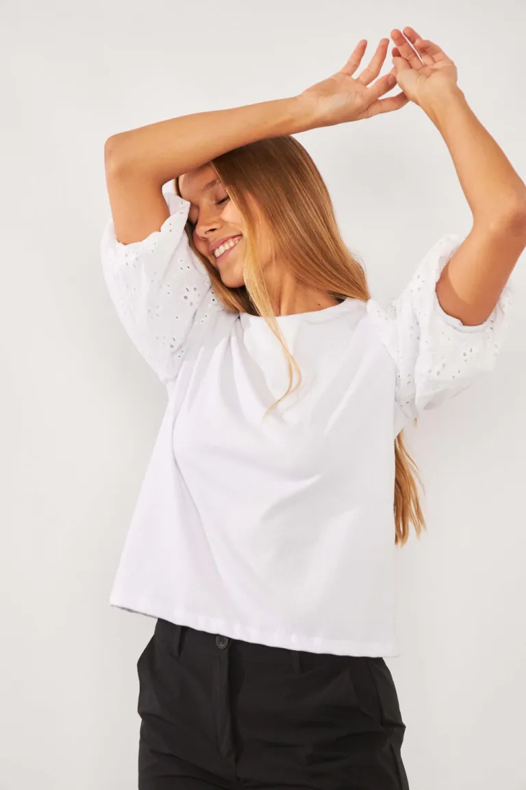 Remera con mangas abullonadas y bordados en estilo informal para mujer de Belle en Remeras para argentina