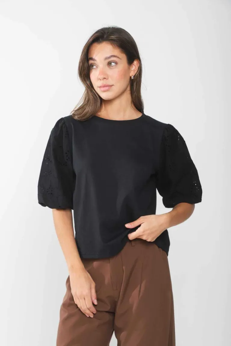 Remera con mangas abullonadas y bordados en estilo informal para mujer de Belle en Remeras para argentina