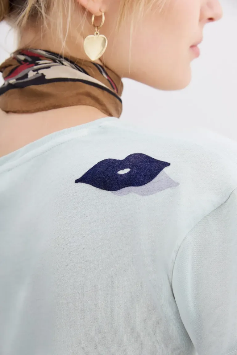 Remera de algodón suave con estampados retro y acabado aterciopelado de Rapsodia en Remeras para argentina