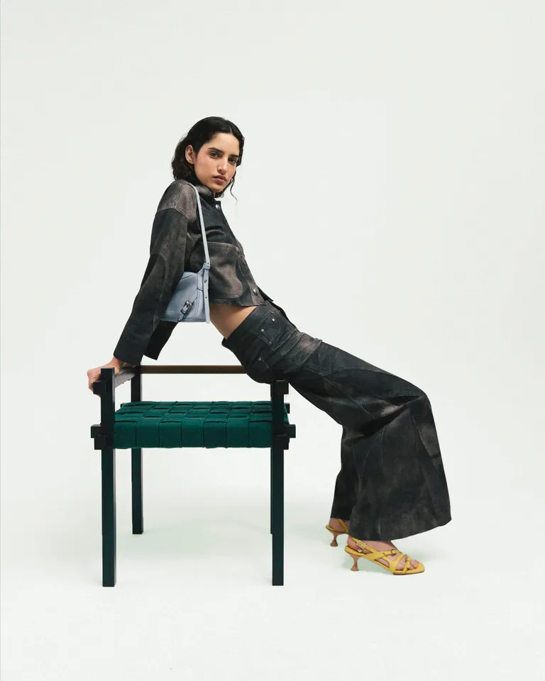 Pantalón de cuero negro de silueta ancha con detalles diagonales y curvos de Jazmin Chebar en Pantalones para argentina