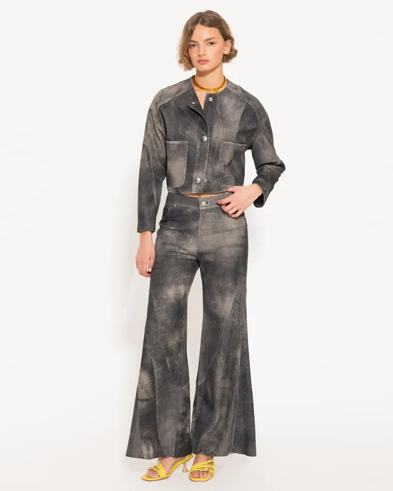 Pantalón de cuero negro de silueta ancha con detalles diagonales y curvos de Jazmin Chebar en Pantalones para argentina