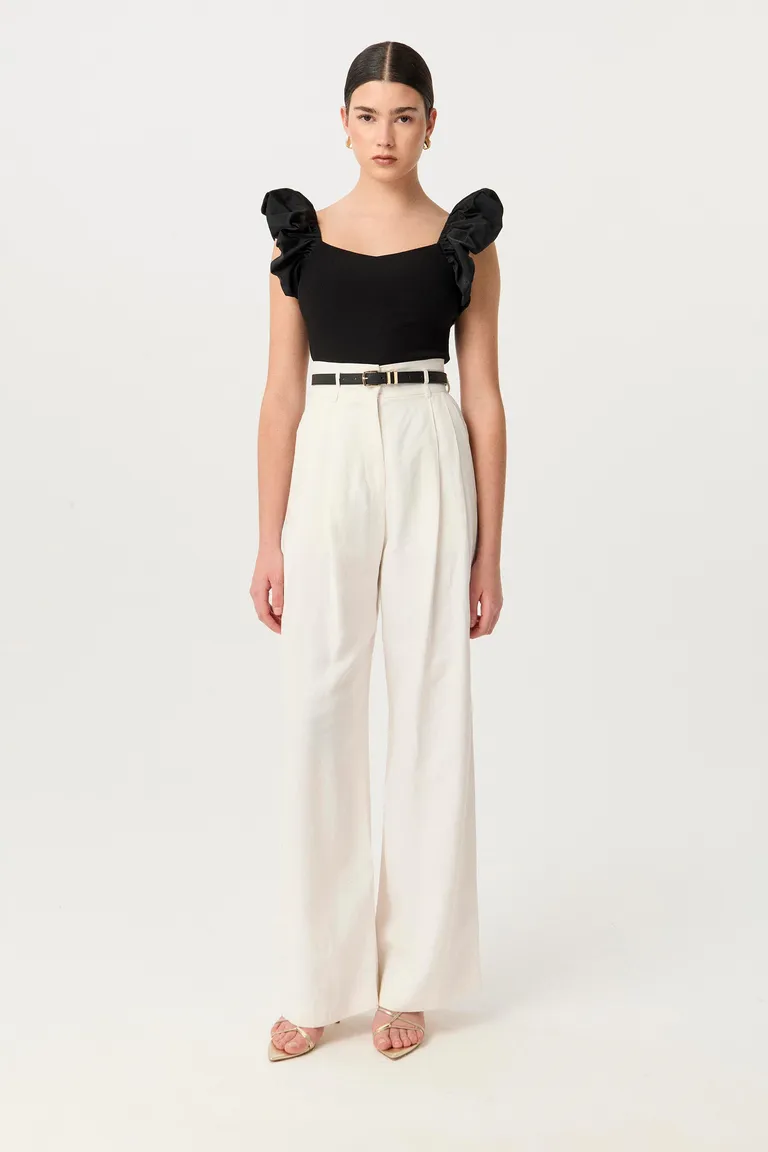 Remera de diseño con volados en las sisas para un look femenino y sofisticado de Markova en Remeras para argentina