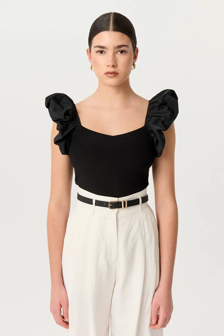 Remera de diseño con volados en las sisas para un look femenino y sofisticado de Markova en Remeras para argentina