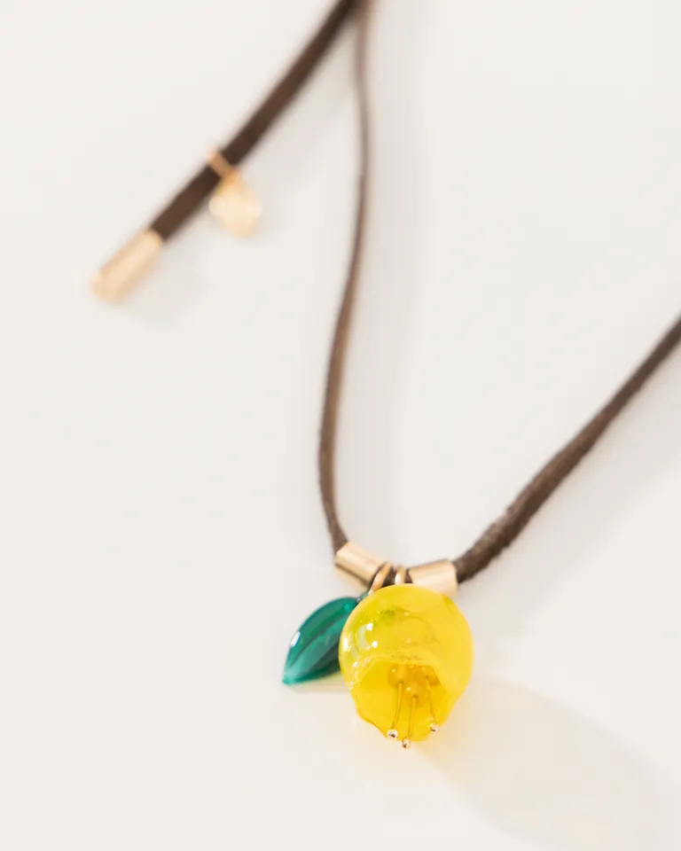 Collar regulable con dije de tulipán artesanal en diseño minimalista de Jazmin Chebar en Bijouterie para argentina