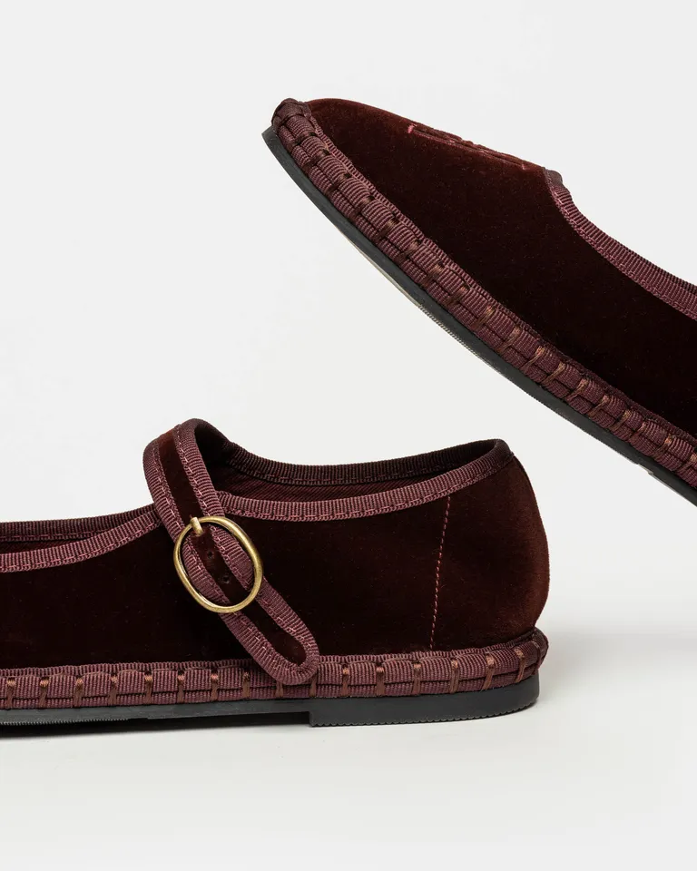 Ballerina tipo Mary Jane con ajuste de hebilla lateral y monograma bordado en la puntera de Prüne en Ballerinas para argentina