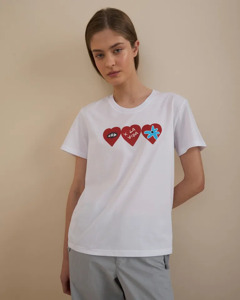 Remera de mujer con estampado de corazones, un diseño solidario de la industria de la moda argentina de Prüne en Remeras para argentina