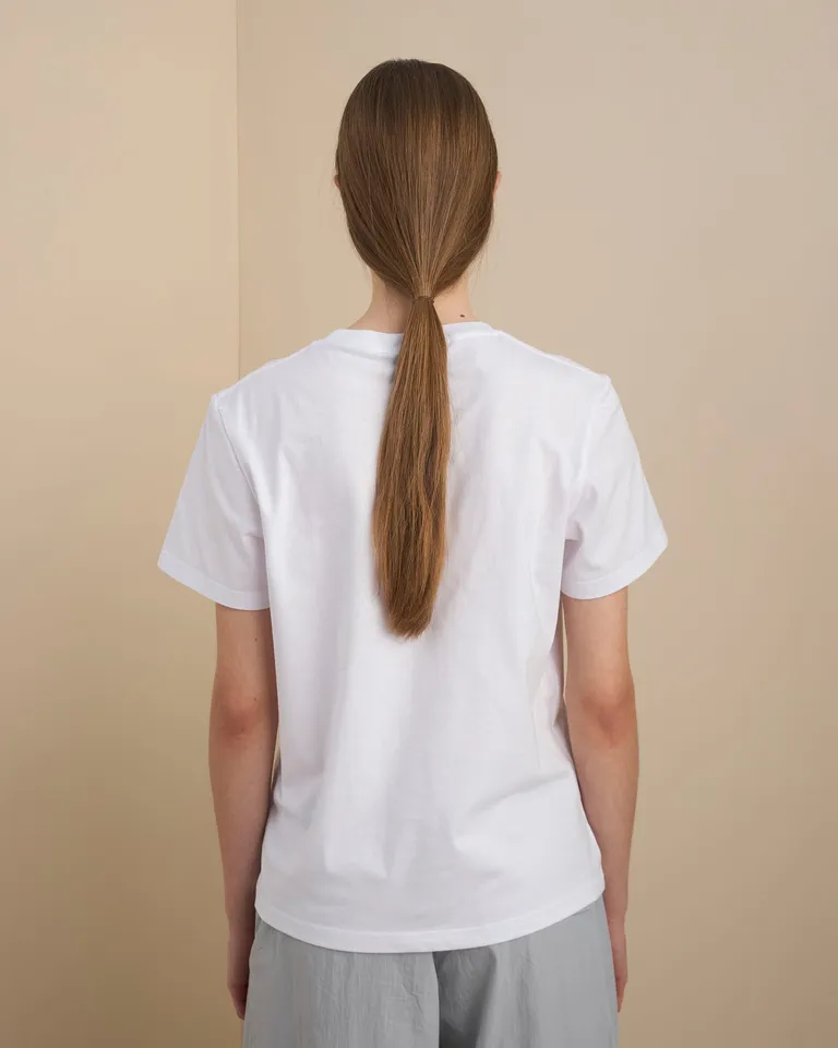 Remera de mujer con estampado de corazones, un diseño solidario de la industria de la moda argentina de Prüne en Remeras para argentina